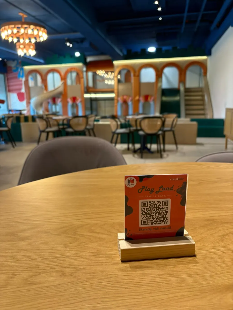 VisualBite QR-Aufsteller im Play Land Family Cafe