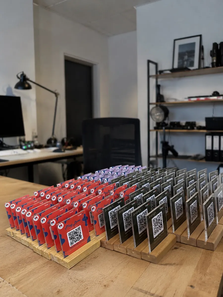 QR-Aufsteller von VisualBite, bereit zur Auslieferung