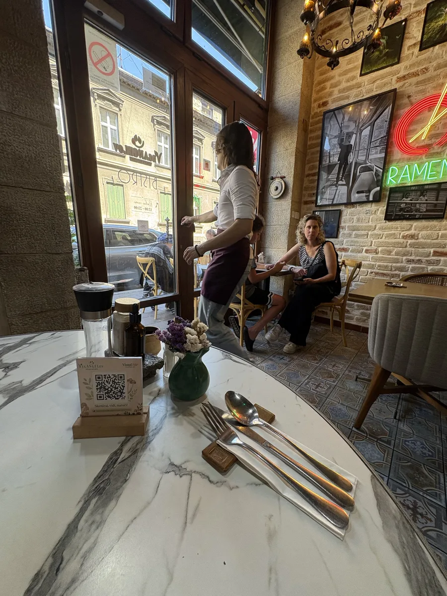 VisualBite QR-Aufsteller auf dem Restauranttisch